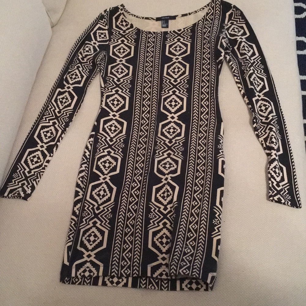 Adorable slim fit dress! MUST HAVE! Size Small!